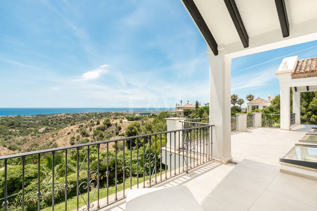 Villa im andalusischen Stil mit unvergleichlicher Privatsphäre und Panoramablick auf das Meer