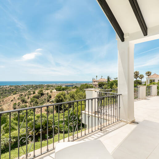 Villa im andalusischen Stil mit unvergleichlicher Privatsphäre und Panoramablick auf das Meer