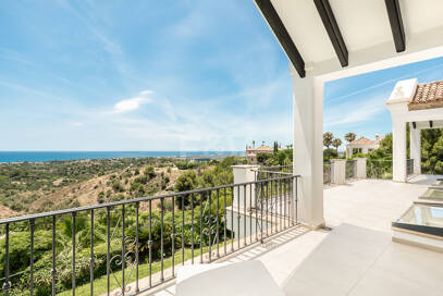 Villa im andalusischen Stil mit unvergleichlicher Privatsphäre und Panoramablick auf das Meer