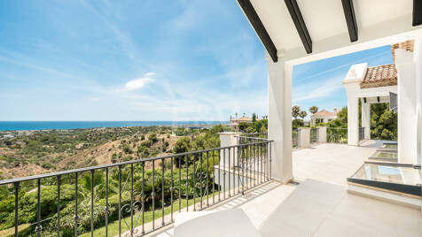 Villa im andalusischen Stil mit unvergleichlicher Privatsphäre und Panoramablick auf das Meer