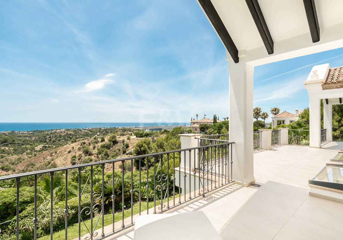 Villa de estilo andaluz con privacidad inigualable y vistas panorámicas al mar