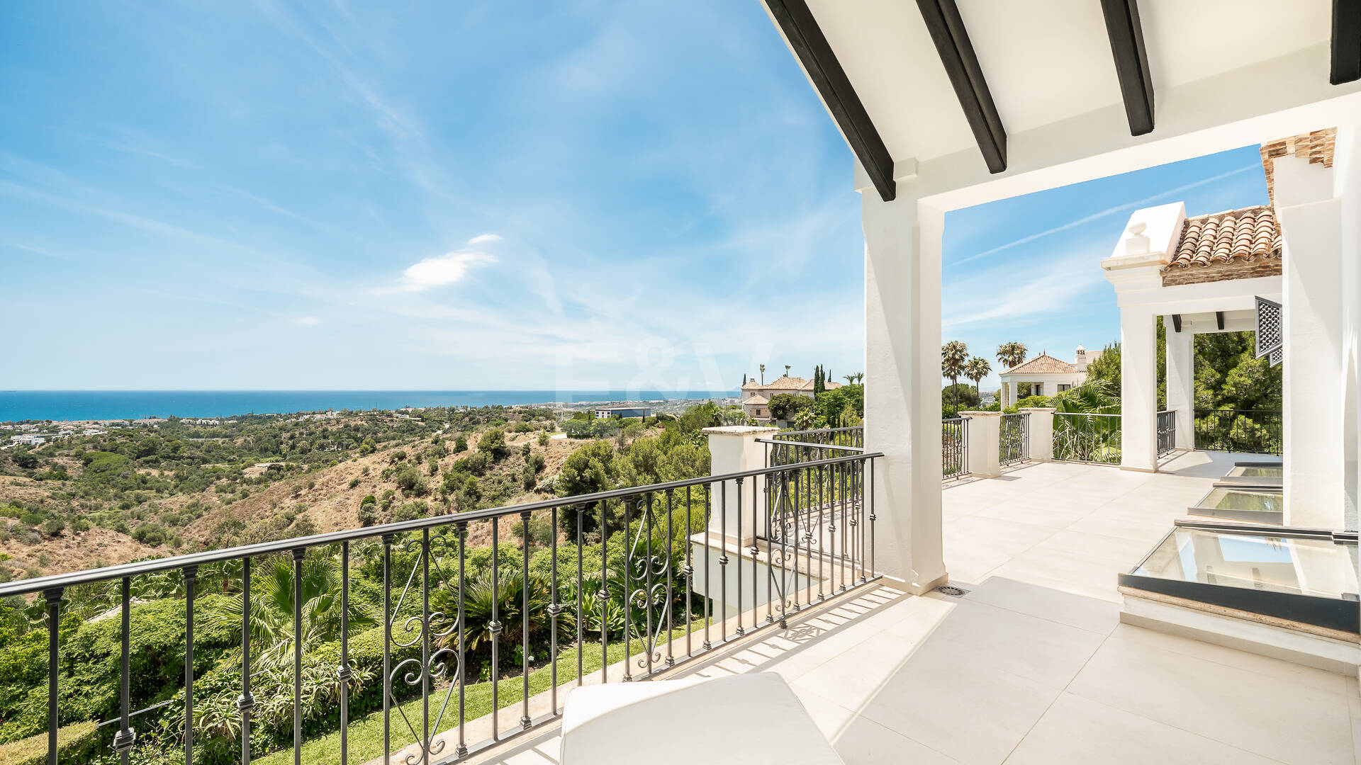 Villa im andalusischen Stil mit unvergleichlicher Privatsphäre und Panoramablick auf das Meer