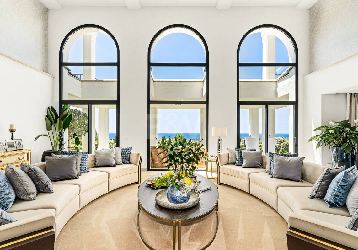 Villa de estilo andaluz con privacidad inigualable y vistas panorámicas al mar