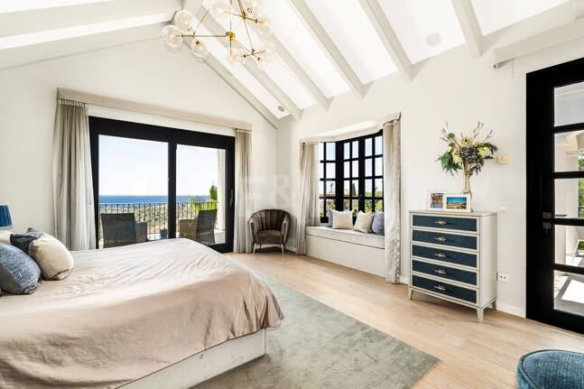 Villa im andalusischen Stil mit unvergleichlicher Privatsphäre und Panoramablick auf das Meer