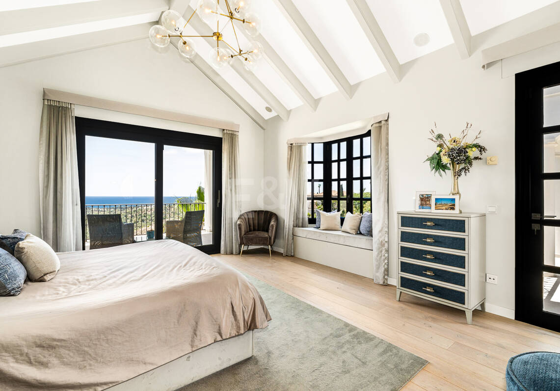 Villa de estilo andaluz con privacidad inigualable y vistas panorámicas al mar