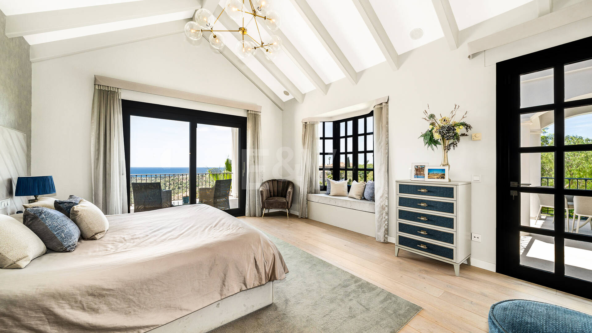 Villa im andalusischen Stil mit unvergleichlicher Privatsphäre und Panoramablick auf das Meer