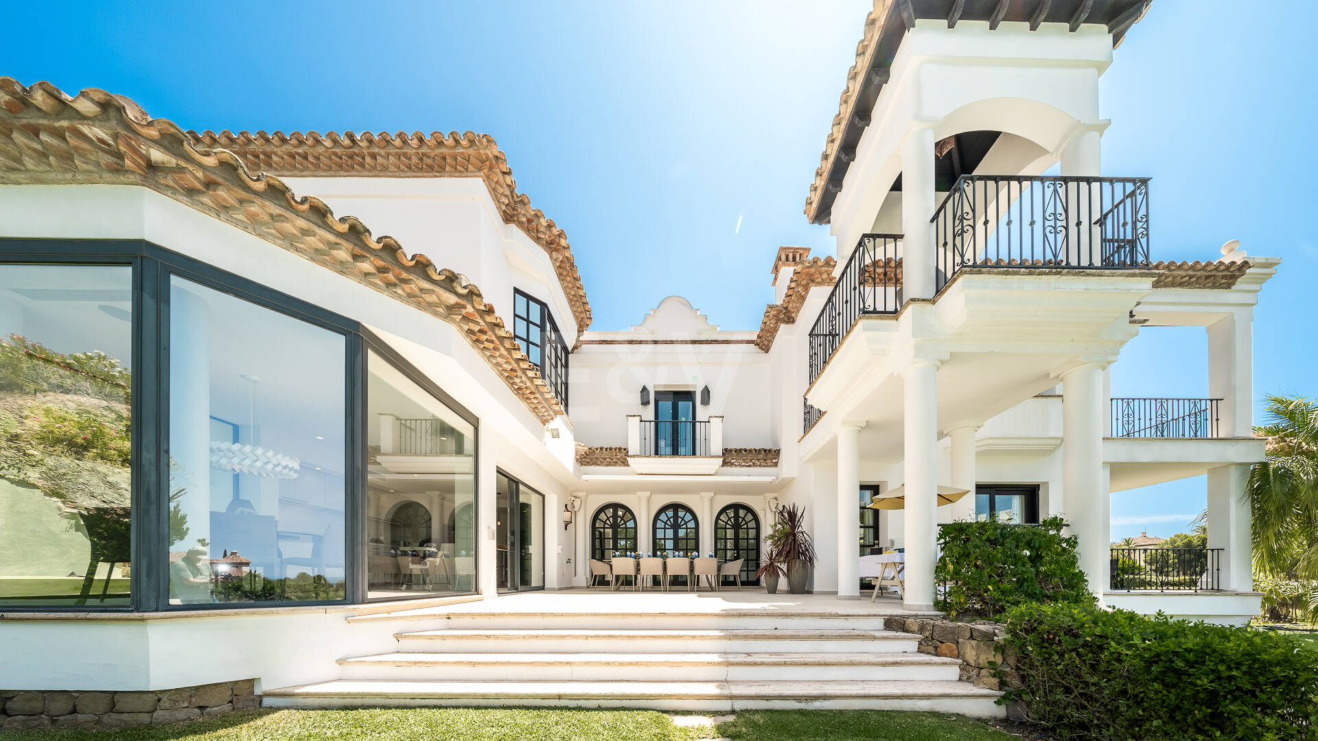 Villa im andalusischen Stil mit unvergleichlicher Privatsphäre und Panoramablick auf das Meer