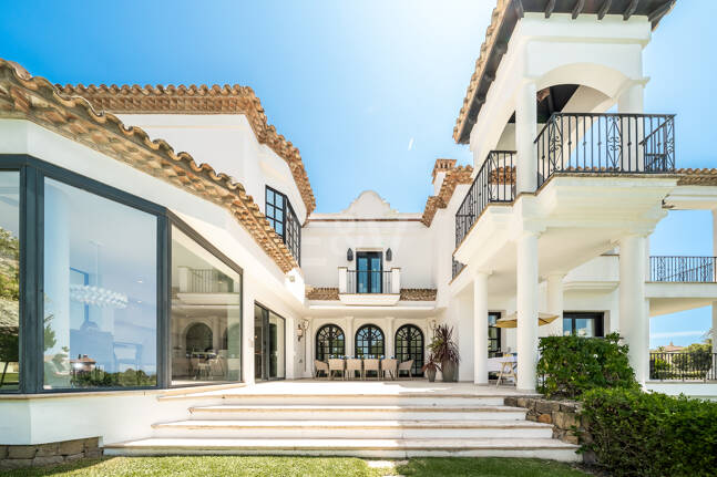 Villa im andalusischen Stil mit unvergleichlicher Privatsphäre und Panoramablick auf das Meer