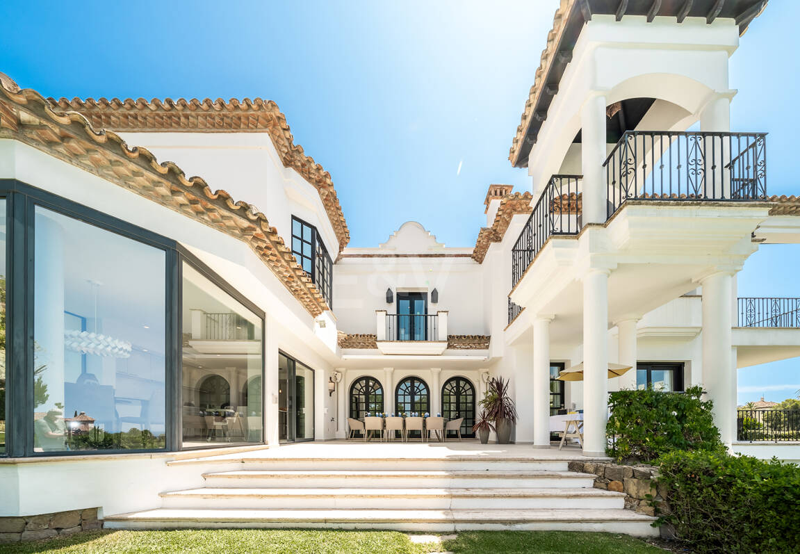 Villa im andalusischen Stil mit unvergleichlicher Privatsphäre und Panoramablick auf das Meer