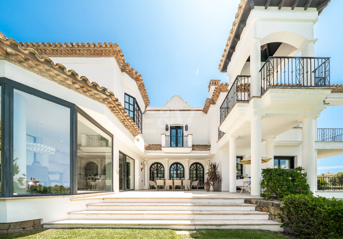 Villa de estilo andaluz con privacidad inigualable y vistas panorámicas al mar