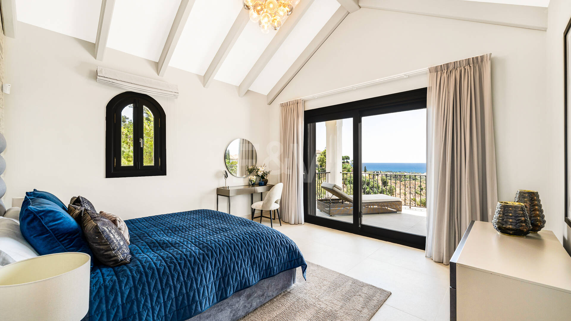 Villa im andalusischen Stil mit unvergleichlicher Privatsphäre und Panoramablick auf das Meer