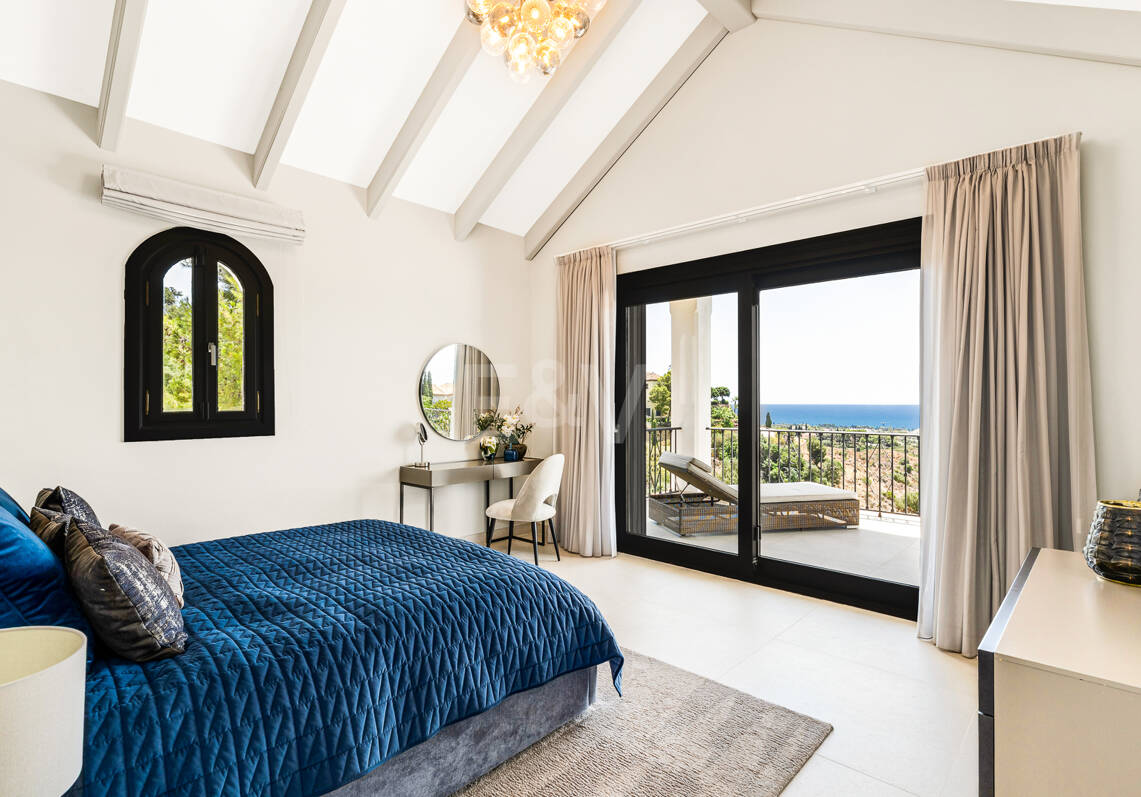 Villa de estilo andaluz con privacidad inigualable y vistas panorámicas al mar