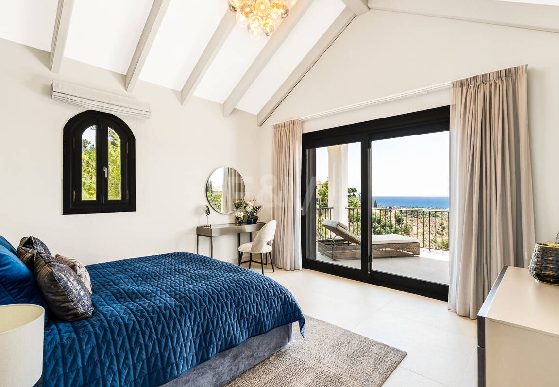 Villa im andalusischen Stil mit unvergleichlicher Privatsphäre und Panoramablick auf das Meer
