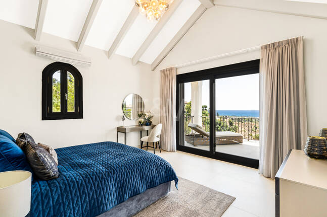 Villa im andalusischen Stil mit unvergleichlicher Privatsphäre und Panoramablick auf das Meer