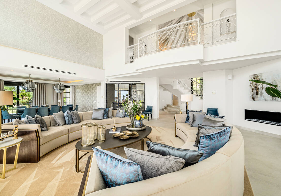 Villa de estilo andaluz con privacidad inigualable y vistas panorámicas al mar