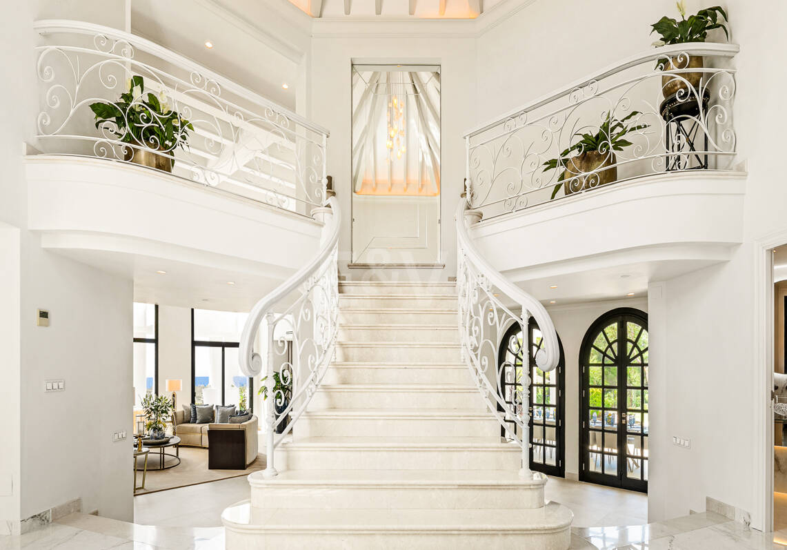 Villa de estilo andaluz con privacidad inigualable y vistas panorámicas al mar