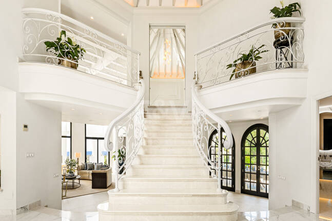 Villa im andalusischen Stil mit unvergleichlicher Privatsphäre und Panoramablick auf das Meer