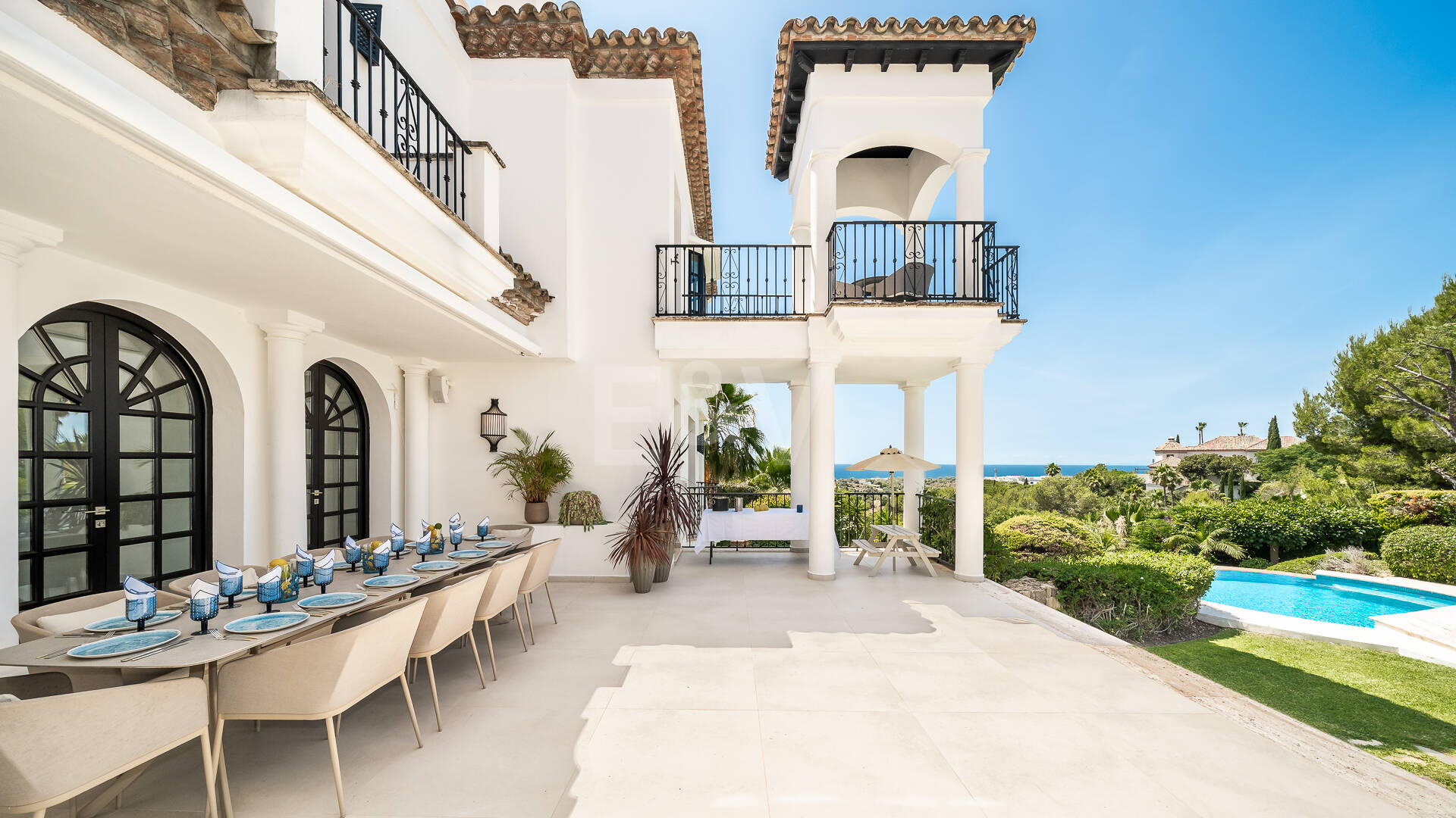 Villa im andalusischen Stil mit unvergleichlicher Privatsphäre und Panoramablick auf das Meer