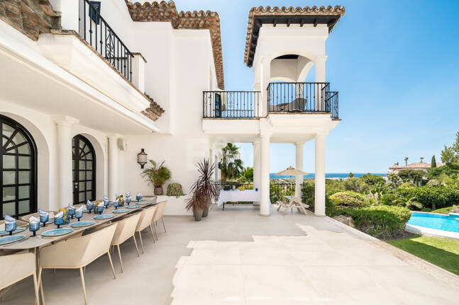 Villa im andalusischen Stil mit unvergleichlicher Privatsphäre und Panoramablick auf das Meer
