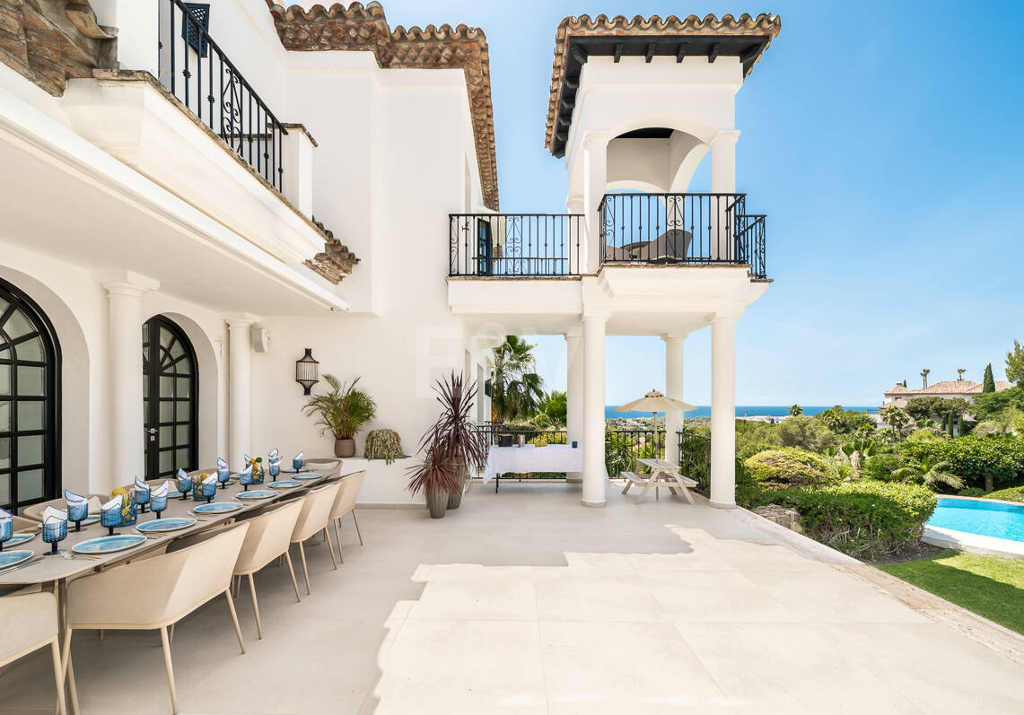 Villa de estilo andaluz con privacidad inigualable y vistas panorámicas al mar