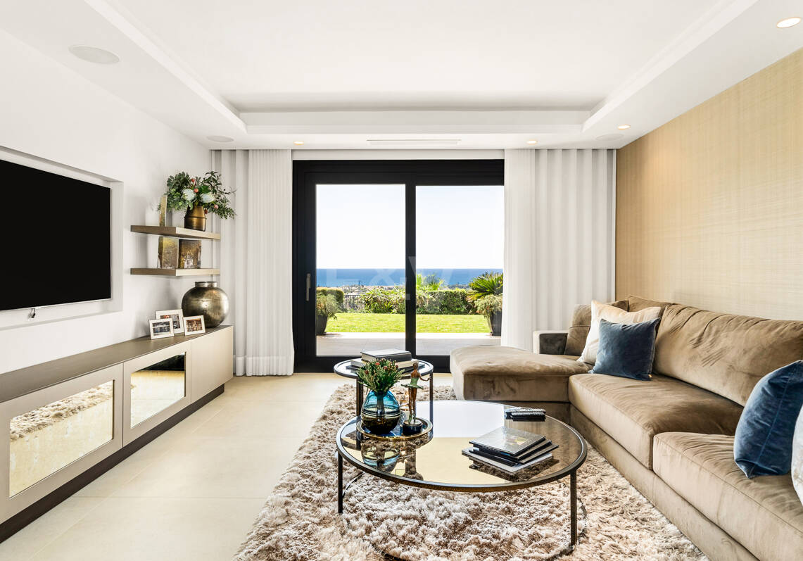 Villa de estilo andaluz con privacidad inigualable y vistas panorámicas al mar