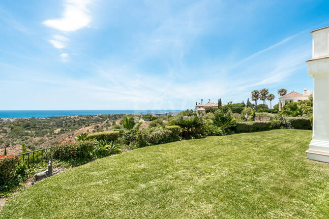 Villa im andalusischen Stil mit unvergleichlicher Privatsphäre und Panoramablick auf das Meer