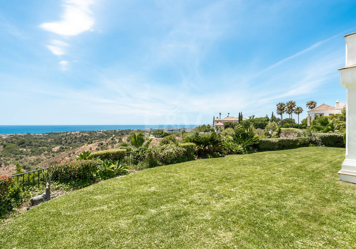 Villa de estilo andaluz con privacidad inigualable y vistas panorámicas al mar