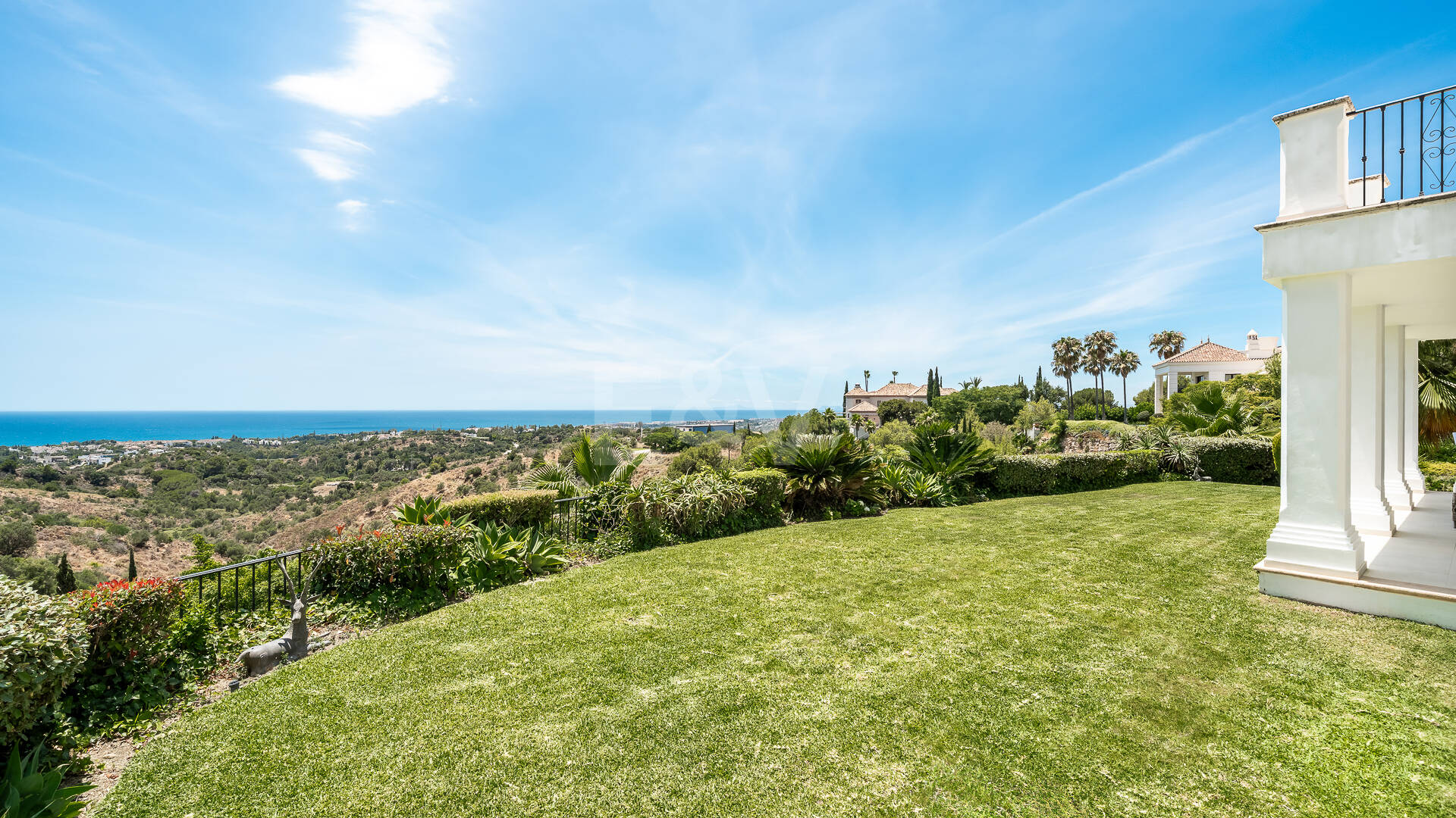 Villa im andalusischen Stil mit unvergleichlicher Privatsphäre und Panoramablick auf das Meer