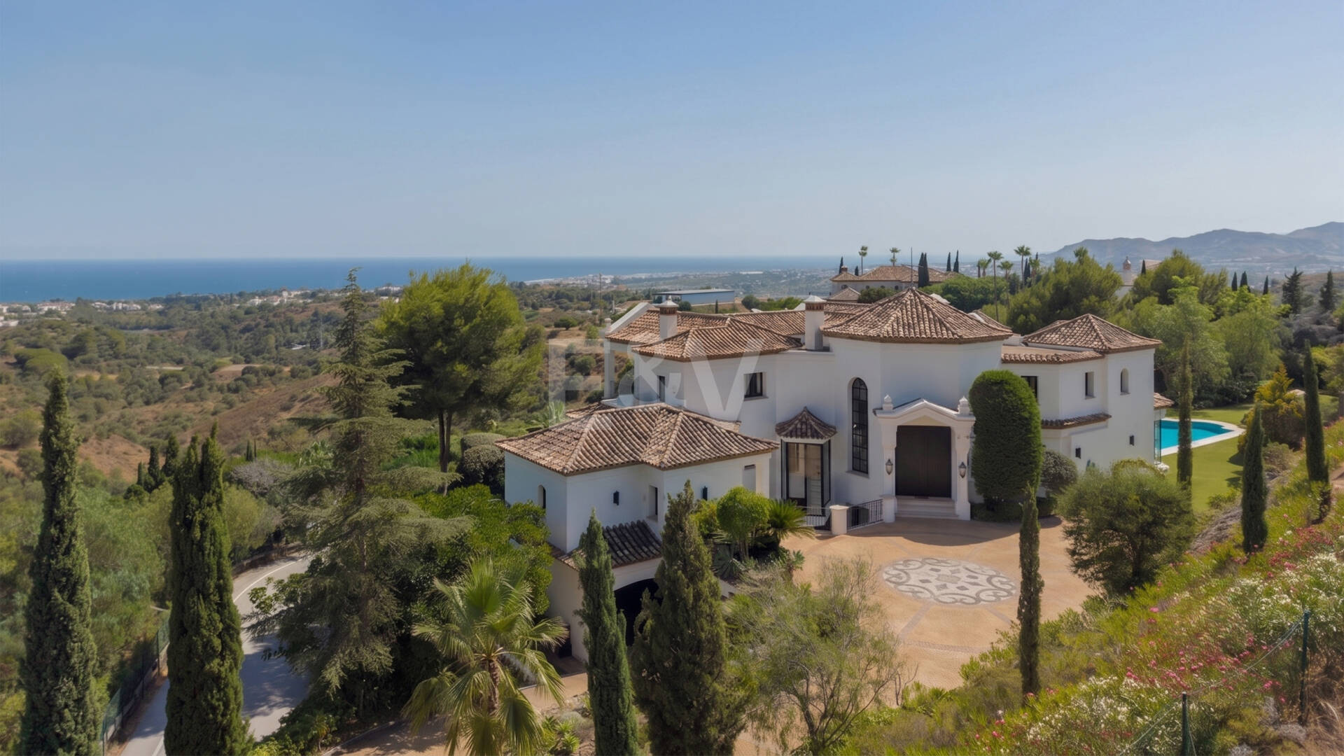 Villa de estilo andaluz con privacidad inigualable y vistas panorámicas al mar