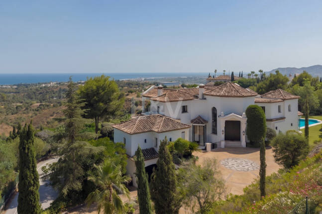 Villa de estilo andaluz con privacidad inigualable y vistas panorámicas al mar
