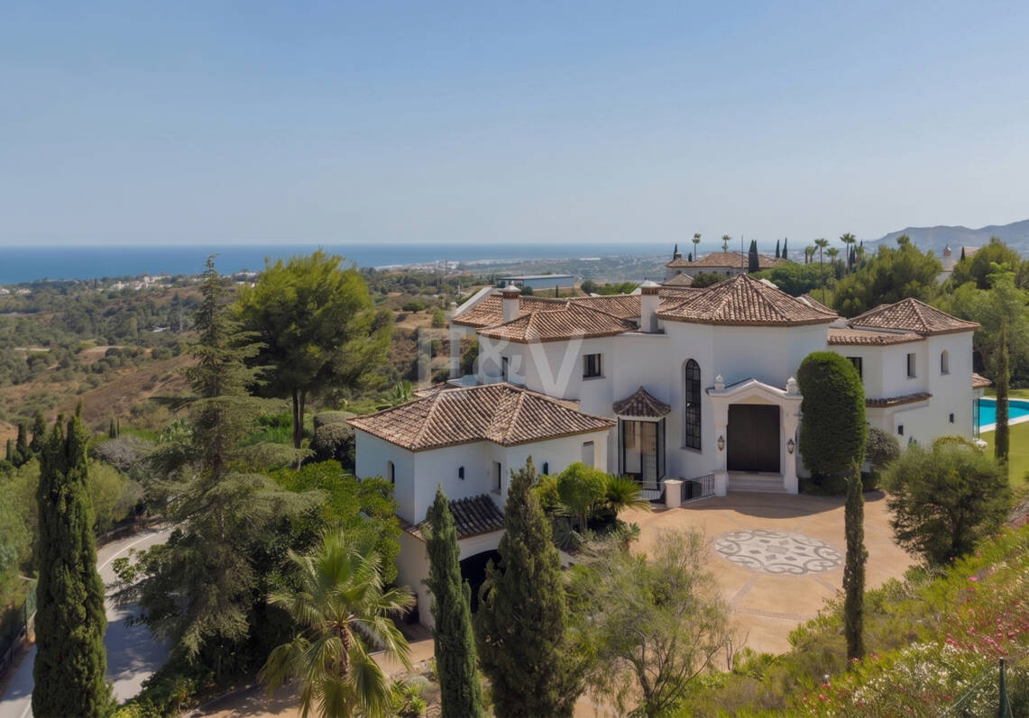 Villa de estilo andaluz con privacidad inigualable y vistas panorámicas al mar