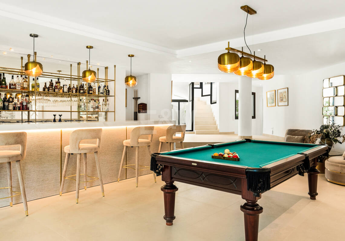 Villa de estilo andaluz con privacidad inigualable y vistas panorámicas al mar