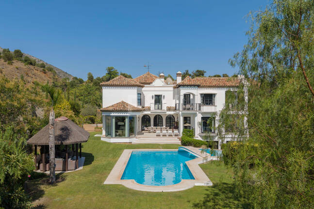 Villa de estilo andaluz con privacidad inigualable y vistas panorámicas al mar
