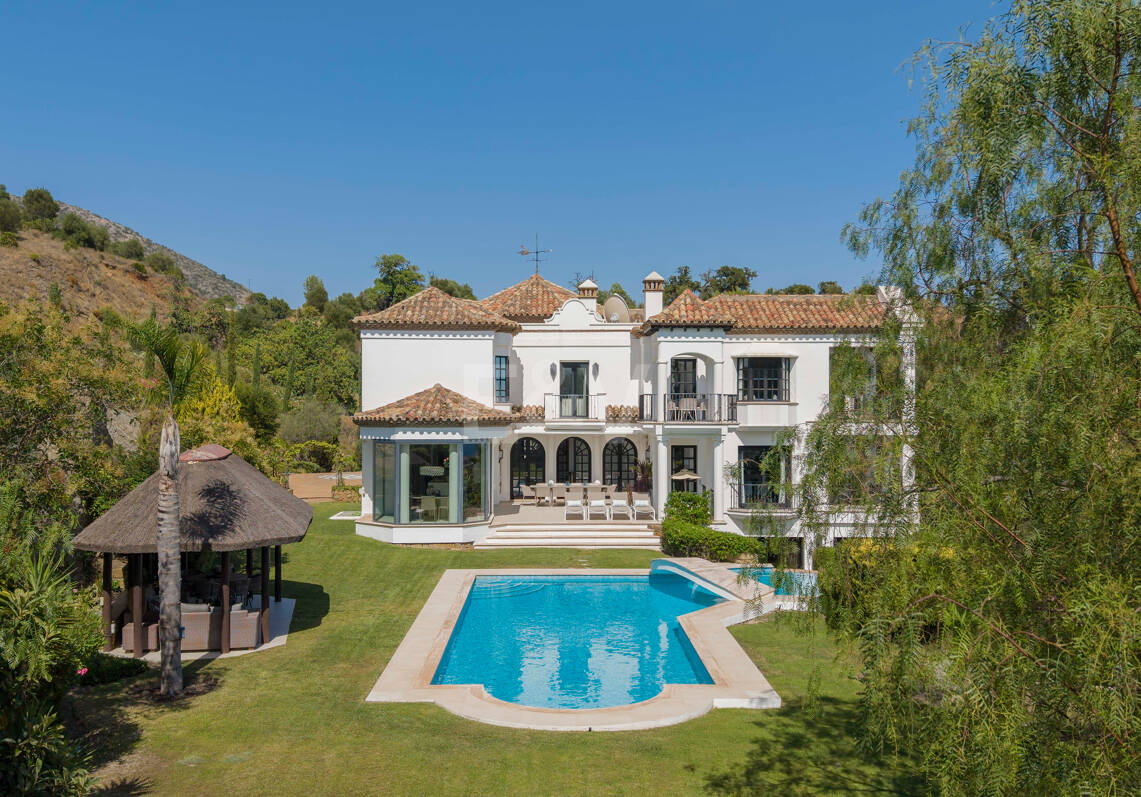 Villa de estilo andaluz con privacidad inigualable y vistas panorámicas al mar
