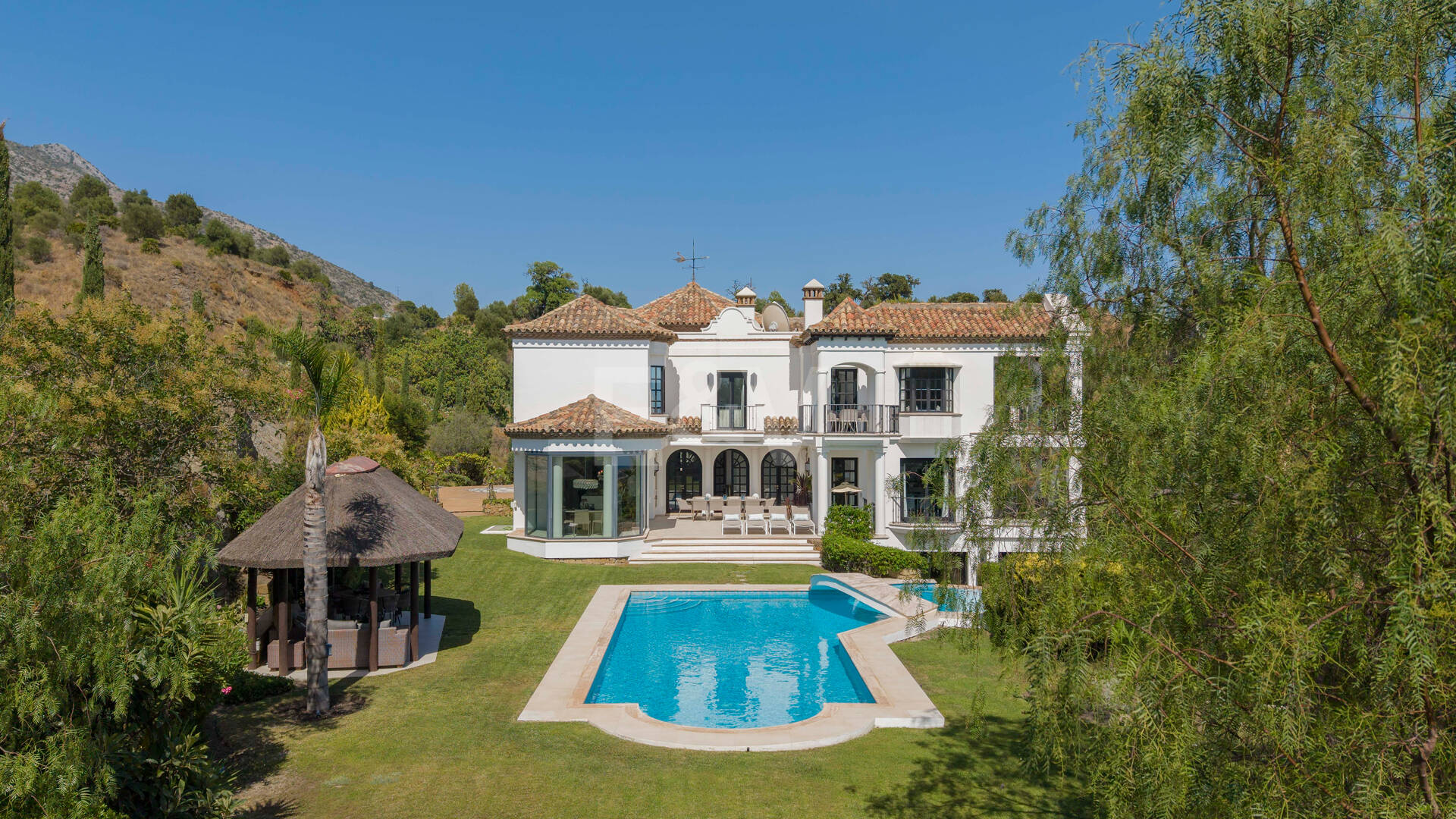 Villa de estilo andaluz con privacidad inigualable y vistas panorámicas al mar