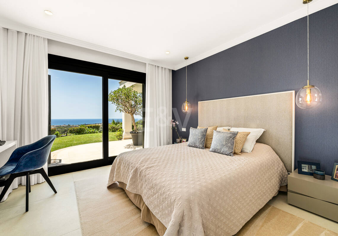 Villa de estilo andaluz con privacidad inigualable y vistas panorámicas al mar