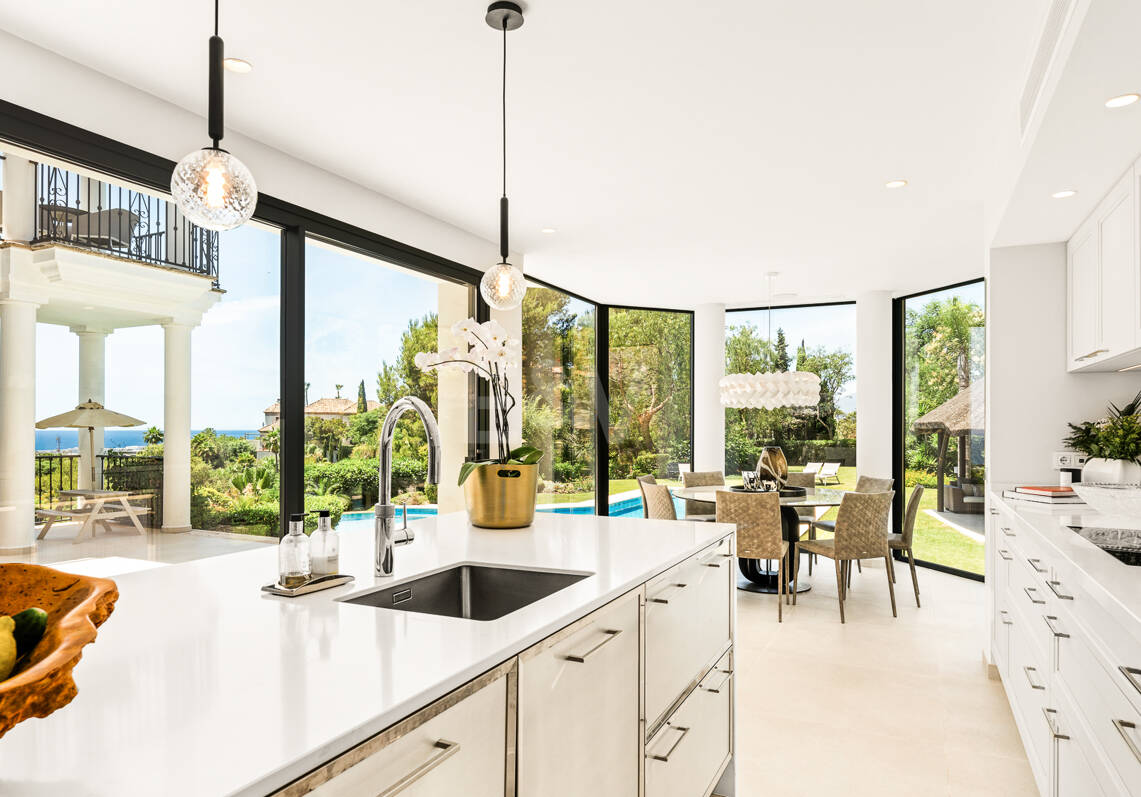 Villa de estilo andaluz con privacidad inigualable y vistas panorámicas al mar