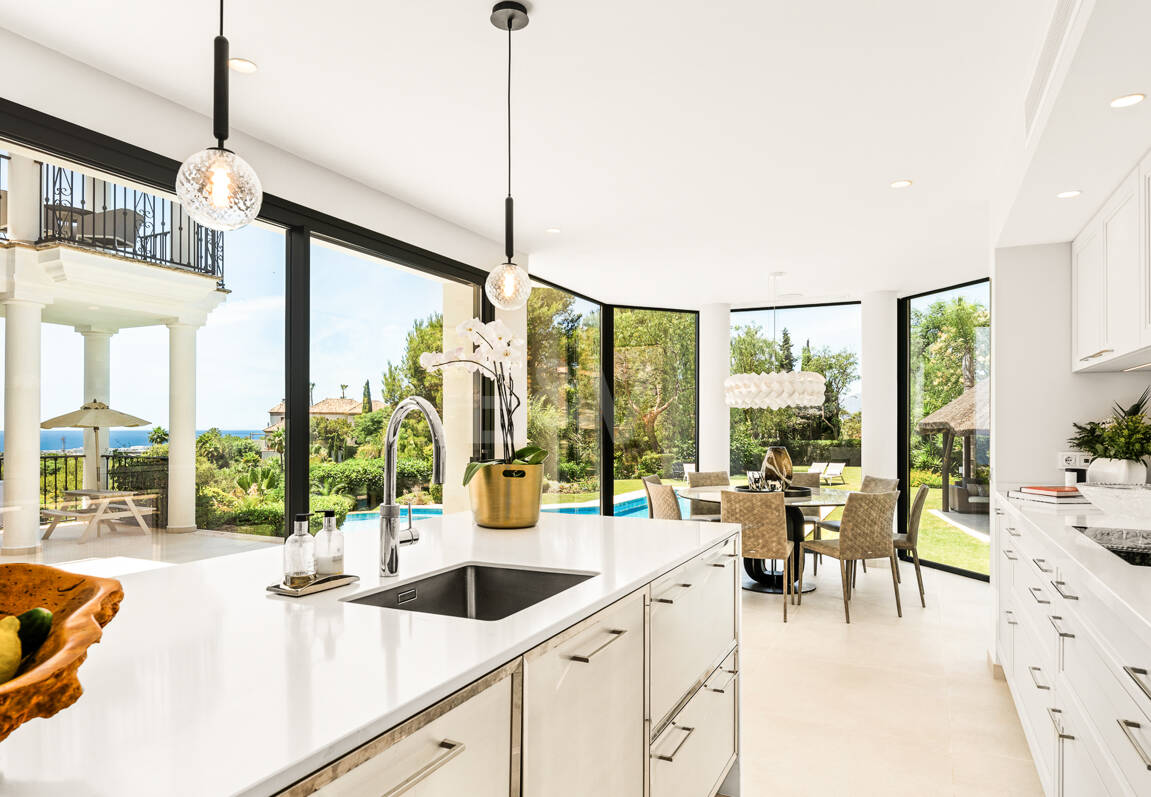 Villa im andalusischen Stil mit unvergleichlicher Privatsphäre und Panoramablick auf das Meer