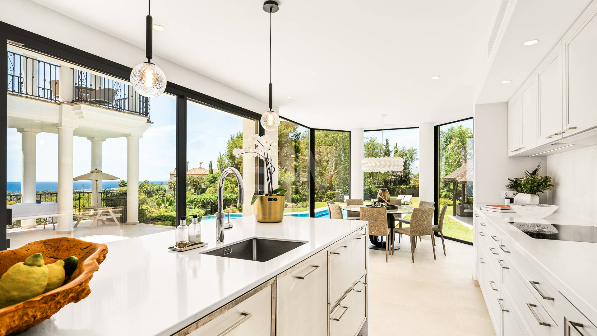 Villa im andalusischen Stil mit unvergleichlicher Privatsphäre und Panoramablick auf das Meer