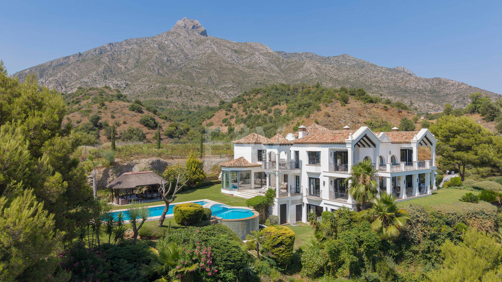 Villa de estilo andaluz con privacidad inigualable y vistas panorámicas al mar