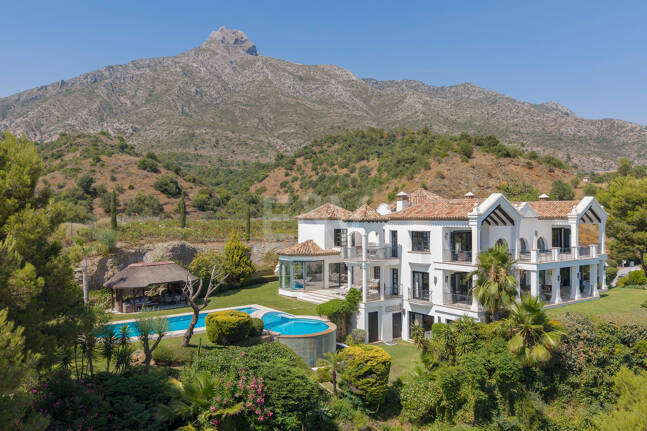 Villa de estilo andaluz con privacidad inigualable y vistas panorámicas al mar