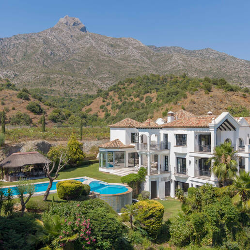 Villa de estilo andaluz con privacidad inigualable y vistas panorámicas al mar