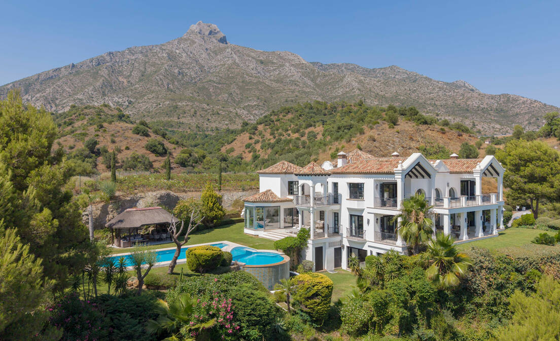 Villa de estilo andaluz con privacidad inigualable y vistas panorámicas al mar
