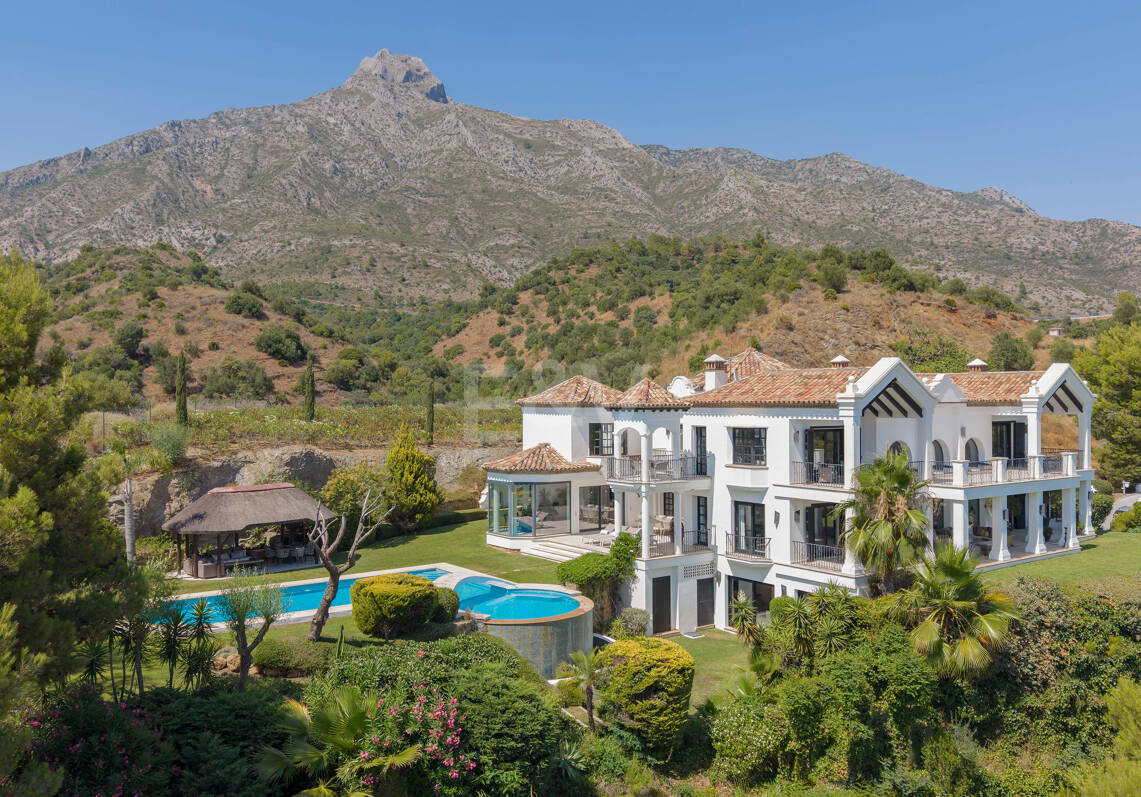 Villa de estilo andaluz con privacidad inigualable y vistas panorámicas al mar