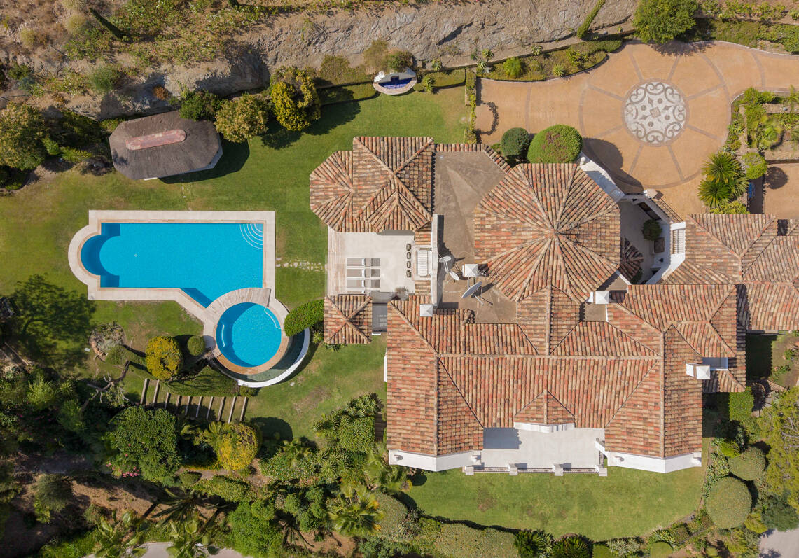 Villa de estilo andaluz con privacidad inigualable y vistas panorámicas al mar