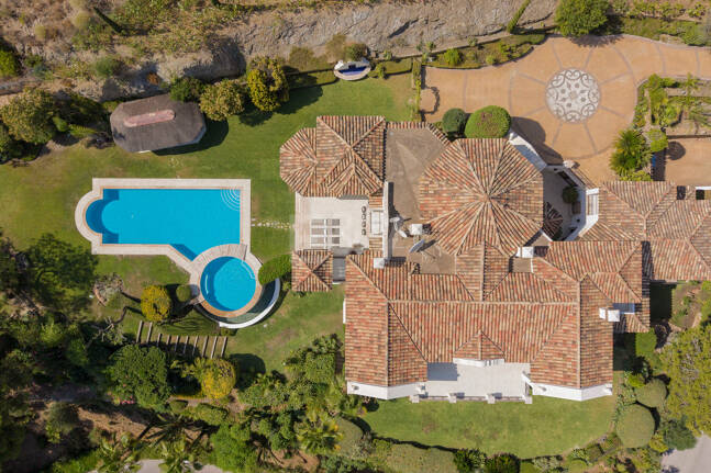 Villa de estilo andaluz con privacidad inigualable y vistas panorámicas al mar