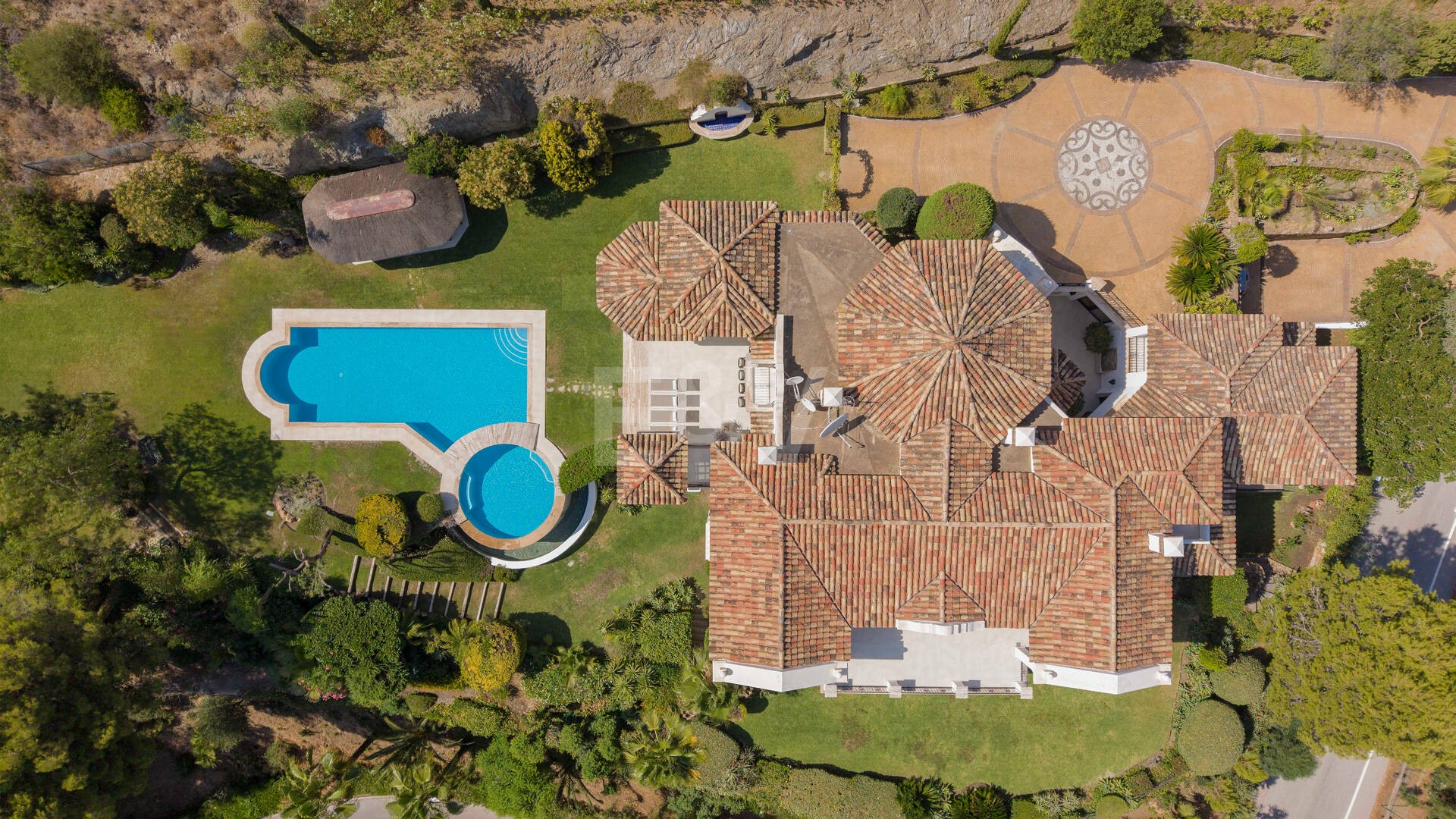 Villa de estilo andaluz con privacidad inigualable y vistas panorámicas al mar