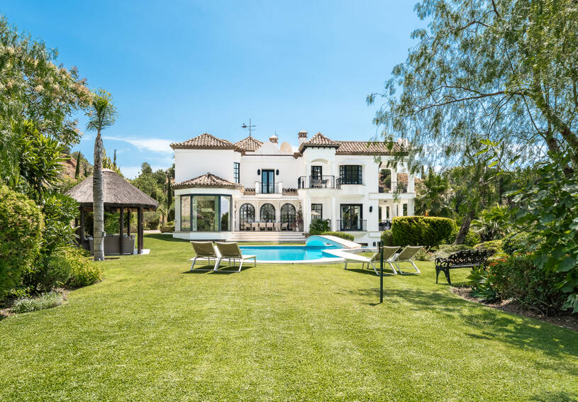 Villa im andalusischen Stil mit unvergleichlicher Privatsphäre und Panoramablick auf das Meer