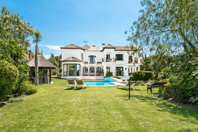 Villa im andalusischen Stil mit unvergleichlicher Privatsphäre und Panoramablick auf das Meer