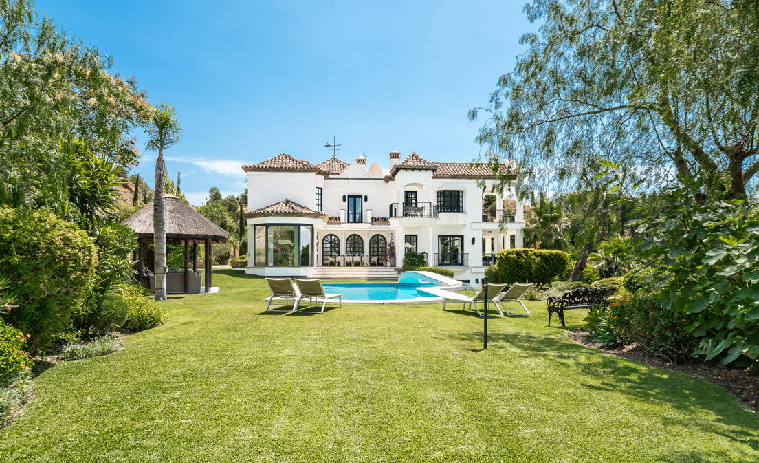 Villa de estilo andaluz con privacidad inigualable y vistas panorámicas al mar